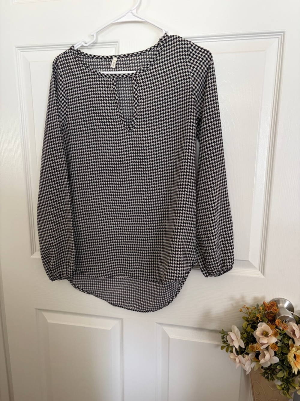 Sage Black and White Houndstooth Long Sleeve Blouse